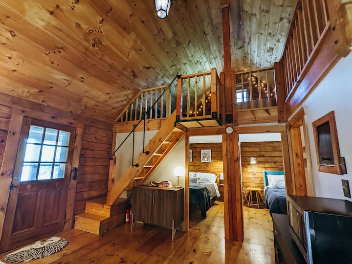 Charming Waterfront Log Cabin - New Hampshire (State)