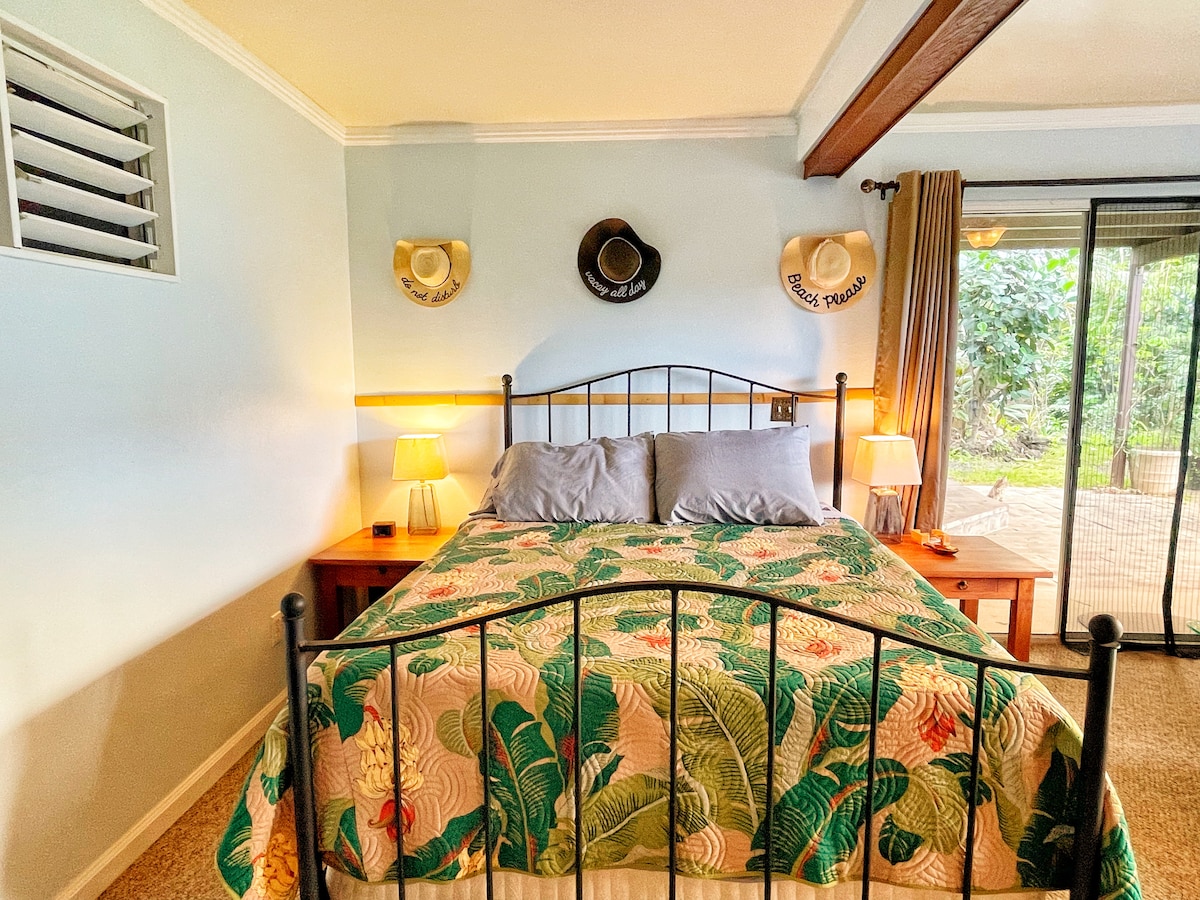 בסוויטת אוחנה יש מיטת קווין סייז, שידה וטלוויזיה חכמה.