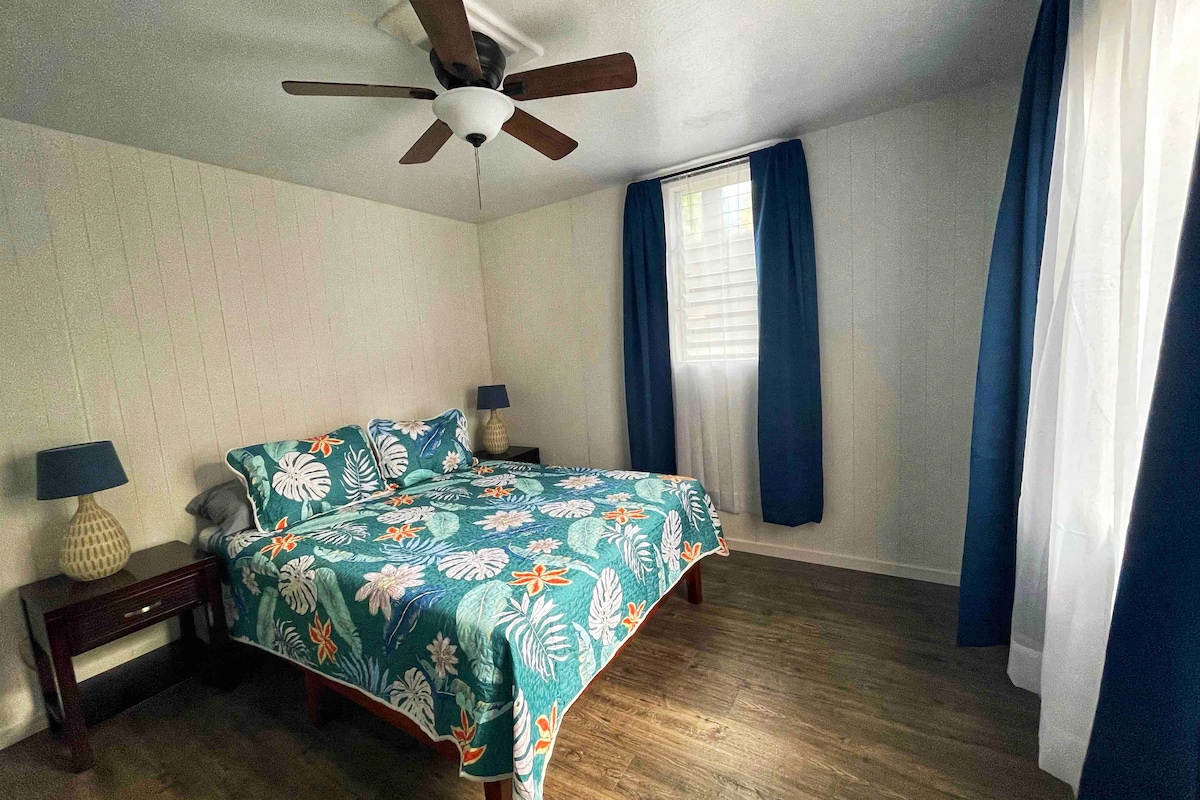 בחדר השינה בבית הראשי יש מיטת קווין סייז, וילונות האפלה, טלוויזיית Roku ושעון אזעקה עם תכונות רעש לבן. 