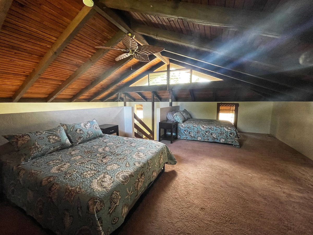 בחדר השינה של הלופט בבית הראשי יש שתי מיטות קווין סייז וארון בגדים.  בחדר הזה יש תקרות נמוכות ויש בו קירות פתוחים, עם מדרגות המובילות למטה לסלון ולמטבח.