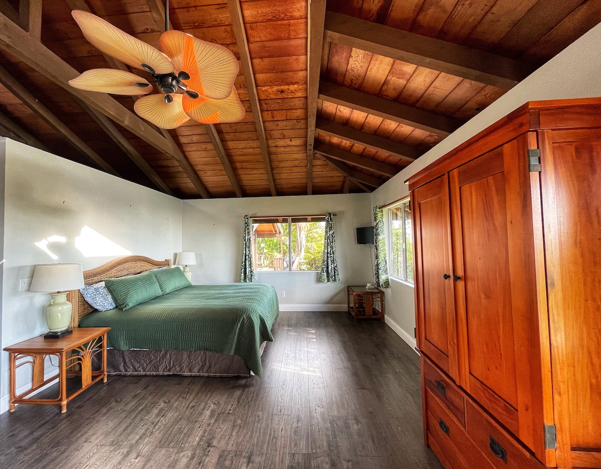 סוויטת קינג סייז גדולה היא בגודל 600 מ"ר, עם מיטת קינג - אין, נופי שקיעה, חדר רחצה ושירותים פרטי, פינת ישיבה עם ספה נפתחת, Roku TV, שעון מעורר וארון כניסה ענק.  החדר הזה מופרד מהבית הראשי, ומציע פרטיות לזוג או למשפחה קטנה.  