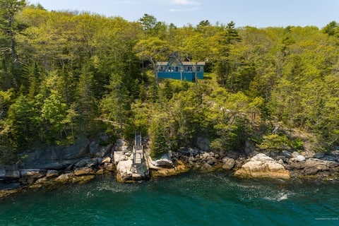 Spectacular Waterfront Scandinavian Retreat