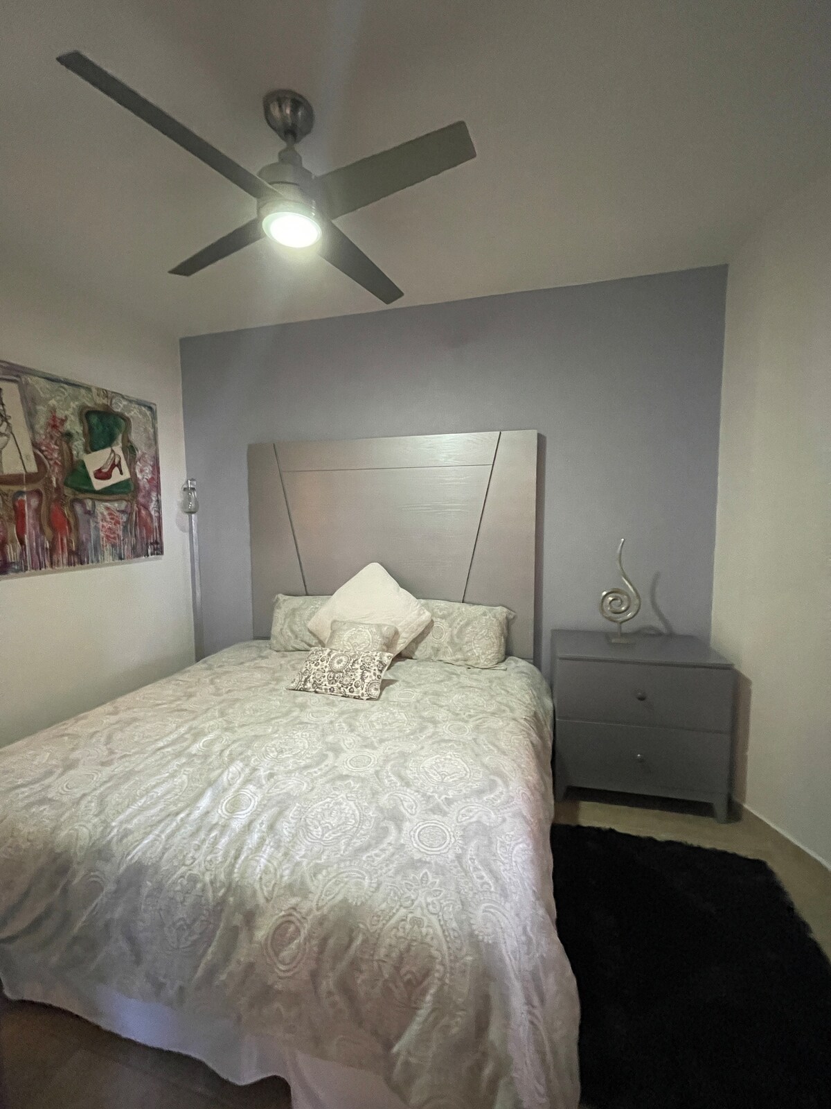 მე-3 საძინებელი დამხმარე სააბაზანოთი და დიდი ზომის საწოლით.