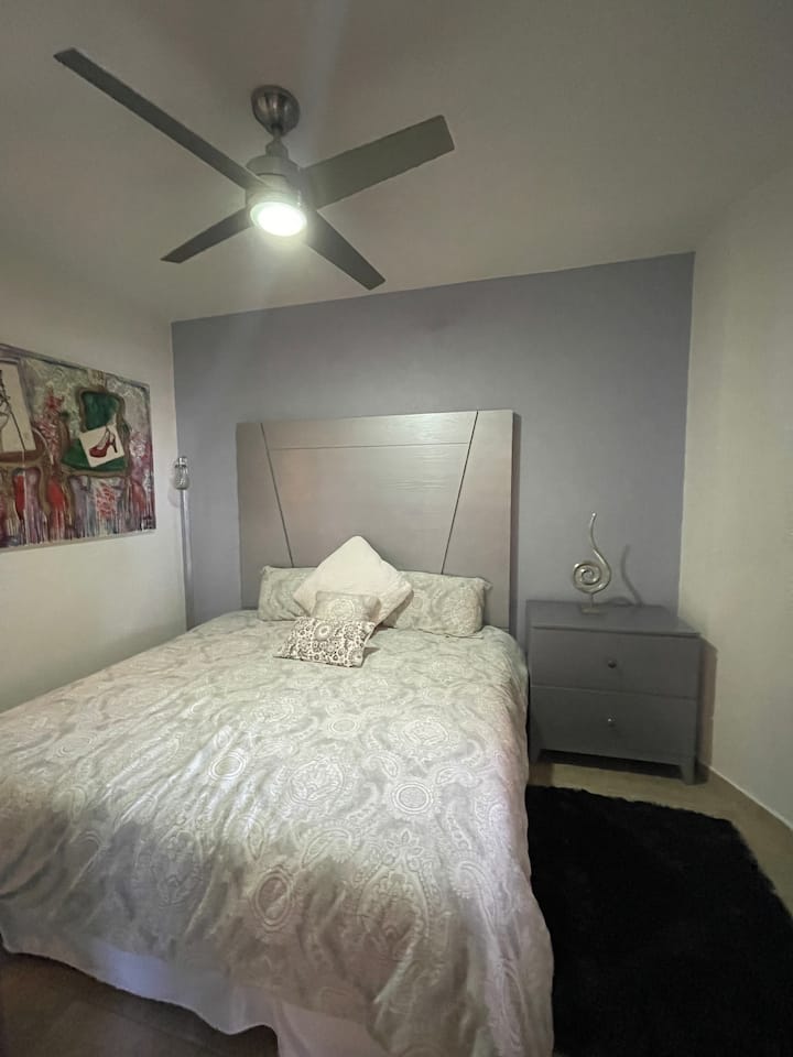 Tercer dormitorio con baño privado y cama tamaño king.