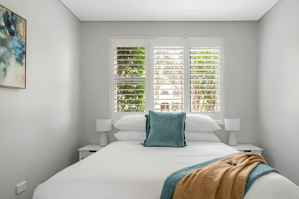 Gorgeous new great quality queen bed so you can get a decent nights' sleep!