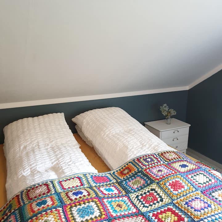 2 ° piano: 
1 camera da letto: letto da 180 cm + lettino per bambini