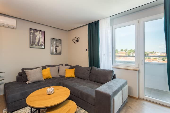 Mozart,  New City Centre Apt In Historical Budilng - Banjole