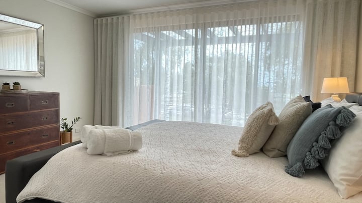 Dormitorio principal con balcón privado con vistas a la explanada Freo.