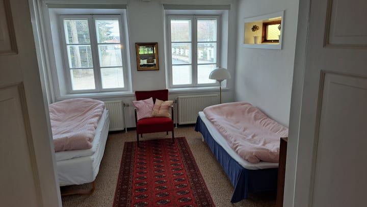 Dhoma e ndenjjes Dhoma e gjumit 4 me dy krevate tek.