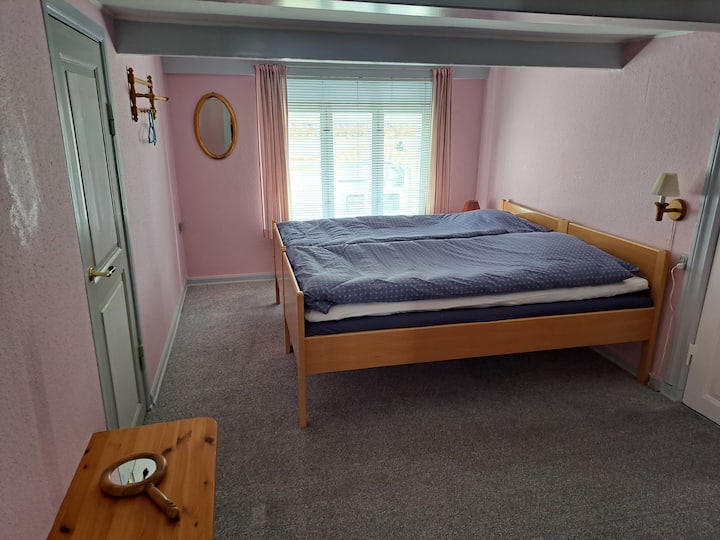 Kati i parë Dhoma e gjumit 2 me krevat dopio.