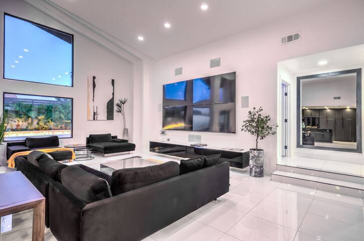 Stunning Luxury Villa,5 BR,4.5 BA Pool/Jacuzzi/Gym