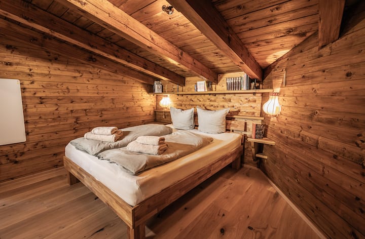 Kleines Kuschelzimmer mit 160er Doppelbett und Balkon. Wird gerne als Kinderzimmer benutzt. 