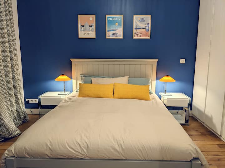 ห้องนอนใหญ่พร้อมเตียงควีนไซส์