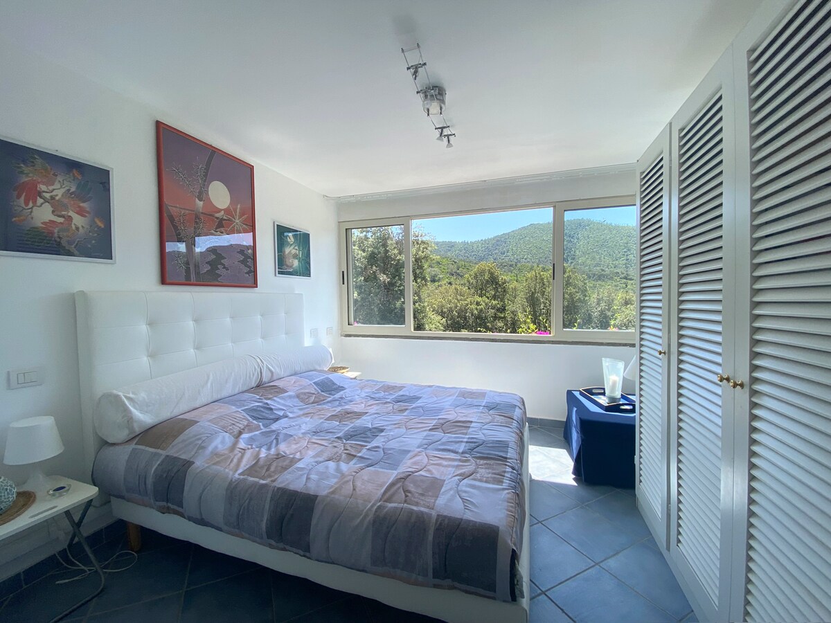 Спална соба 1 со поглед кон базен на средниот кат