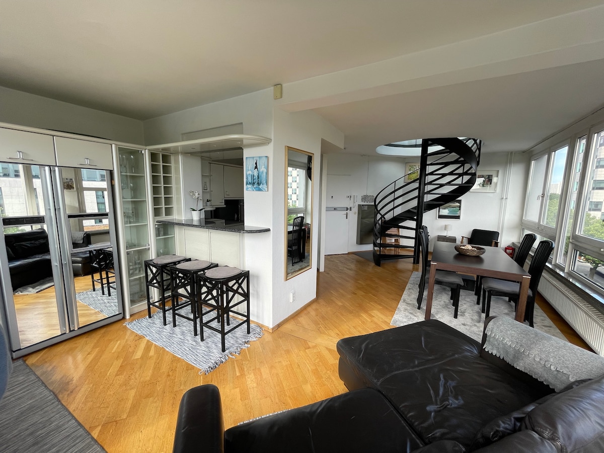 Erfolgreiche Airbnb-Immobilie: BIRD NEST ABOVE BERLIN in Tiergarten