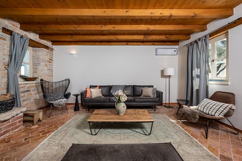 Popular Airbnb listing: Villa Paolina - Hot Tub, Breakfast & Large Garden in Općina Višnjan