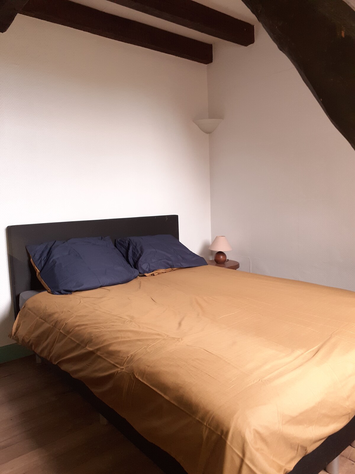 2 dormitorios 3x3m con cama doble