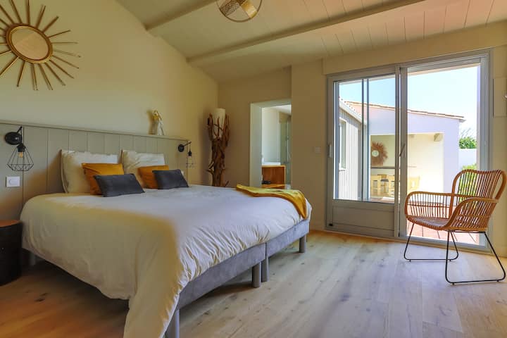 Habitación principal con baño con ducha privada que da a la piscina