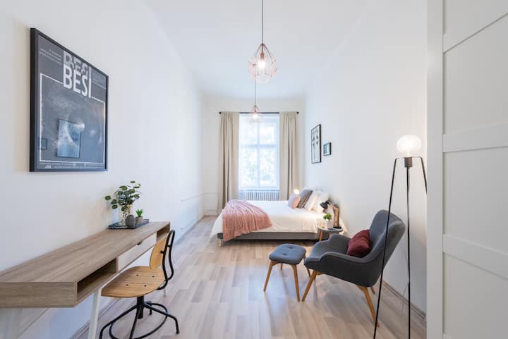 أول غرفة نوم بسرير مزدوج