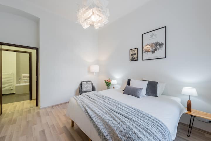 غرفة نوم ثانية بسرير مزدوج