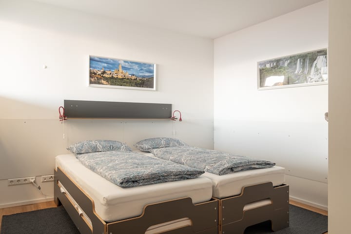 غرفة نوم ثانية مع ما يصل إلى 3 أسرّة مفردة