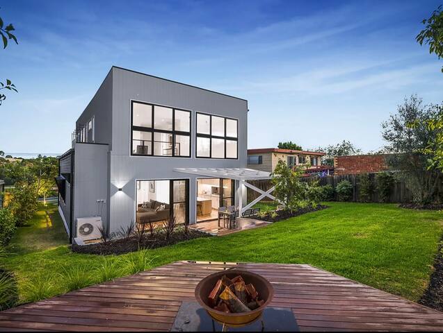 Flawlessly presented open plan living, 4 bedrooms