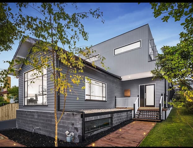 Flawlessly presented open plan living, 4 bedrooms gallery image 2