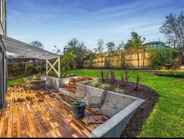 Flawlessly presented open plan living, 4 bedrooms gallery image 3