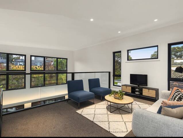 Flawlessly presented open plan living, 4 bedrooms gallery image 4