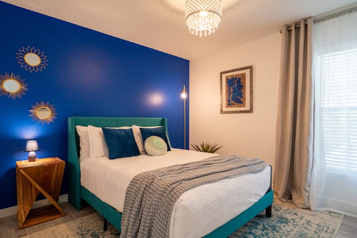 Bed 2, with queen-sized bed and TV.