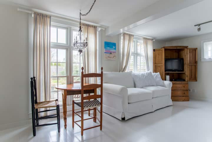 "Snug" Cottage Near Town, Pond And Ocean Beaches. - Barnstable, MA