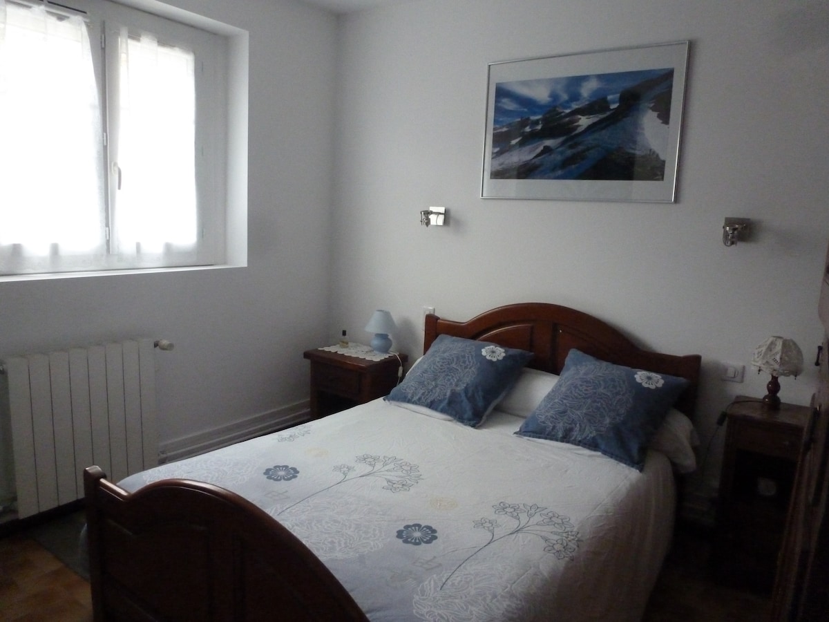 Პირველ სართულზე, საძინებელი „გავარნი“ 1 საწოლით 140 სმ-ში