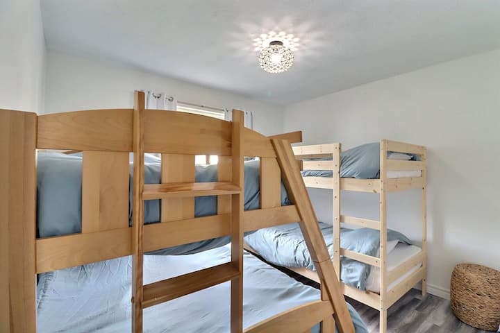 Deux lits superposés dans la deuxième chambre (simple simple et simple sur double)