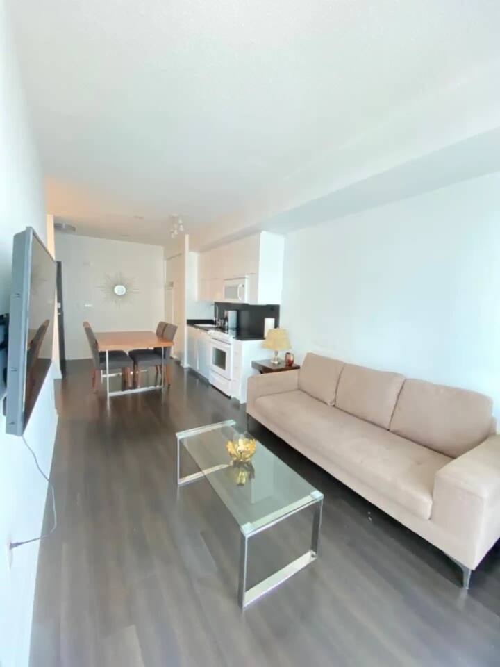 Geräumiges Doppelbett, hohe Decke auf der 40. Etage - Airbnb