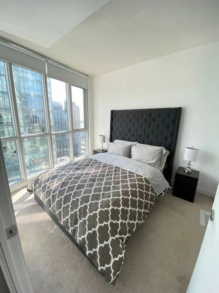 Geräumiges Doppelbett, hohe Decke auf der 40. Etage - Airbnb