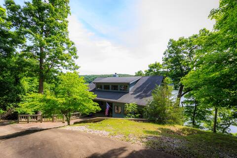 Vintage Lakefront Lodge LOZ