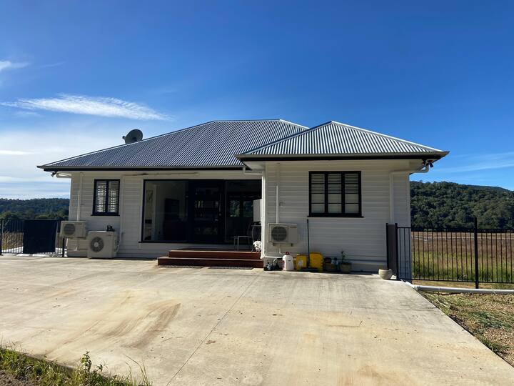 Kenilworth Farm Stay upper level 3bedroom home Houses for Rent in