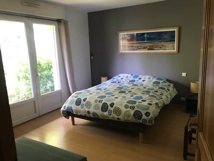 غرفة نوم كبيرة في الطابق الأرضي، غرفة ملابس، حمام خاص