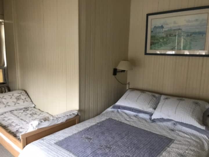 tV con cama individual
y matrimonial