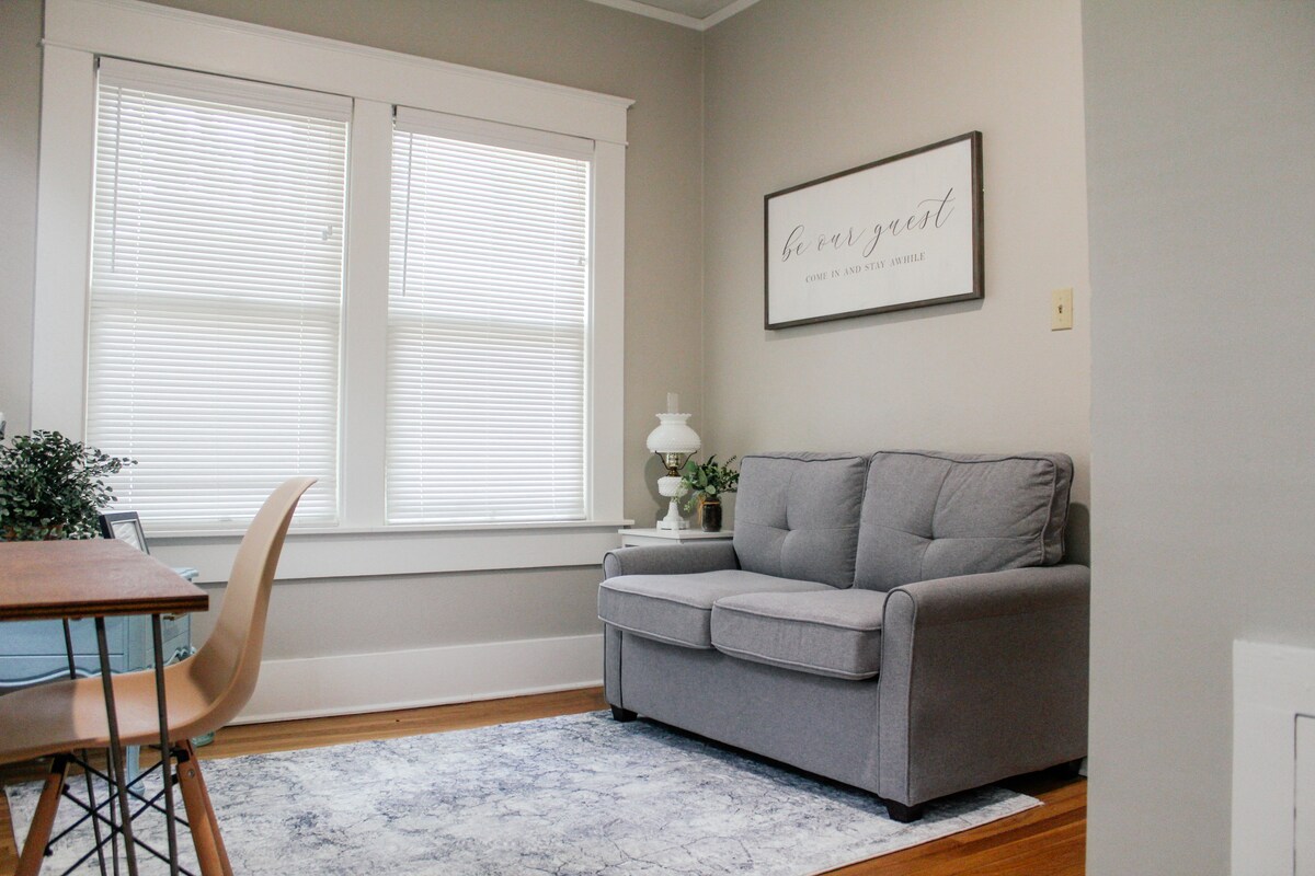 ห้องโบนัสมีโต๊ะทำงานและเก้าอี้และโซฟาขนาดเล็กที่สามารถนอนได้ 1 คน