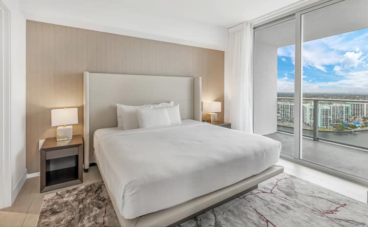 Влезте в основната спалня, където плюшеното легло с кралски размер, самостоятелната баня и спокойният балкон създават идеалното място за почивка. Обособеното работно място добавя комфорт и удобство.