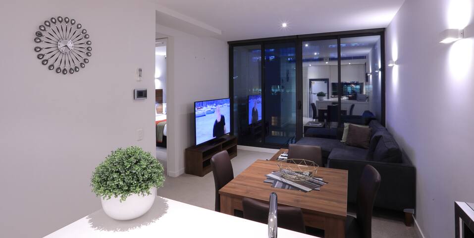 Two Bedroom Two Bathroom Apt on Flinders Street gallery image 2