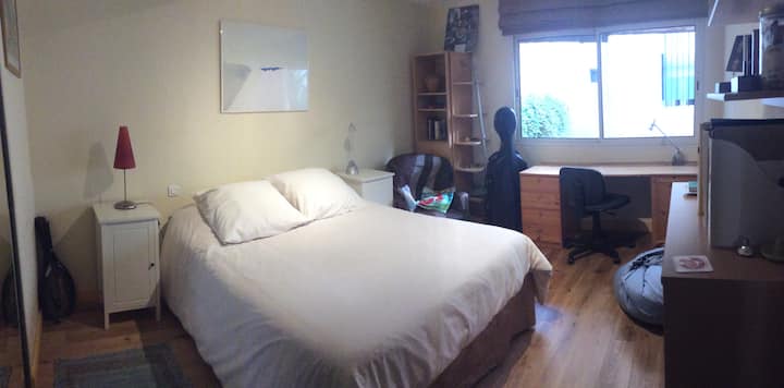 Საძინებელი 2 პატიოზე 140 საწოლითა და საოფისე სივრცით