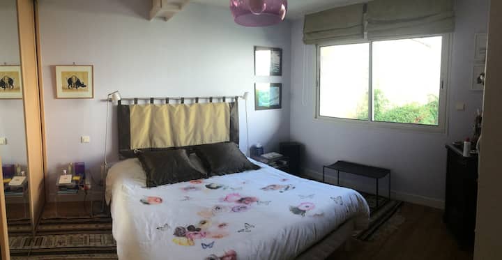 1 საძინებელი ბაღში 160 მოტორიანი საწოლით, მატრასებითა და მატრასებით, ასევე, სააბაზანოსთან