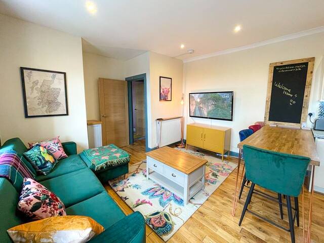 Lively & Energetic 2BR on The Royal Mile