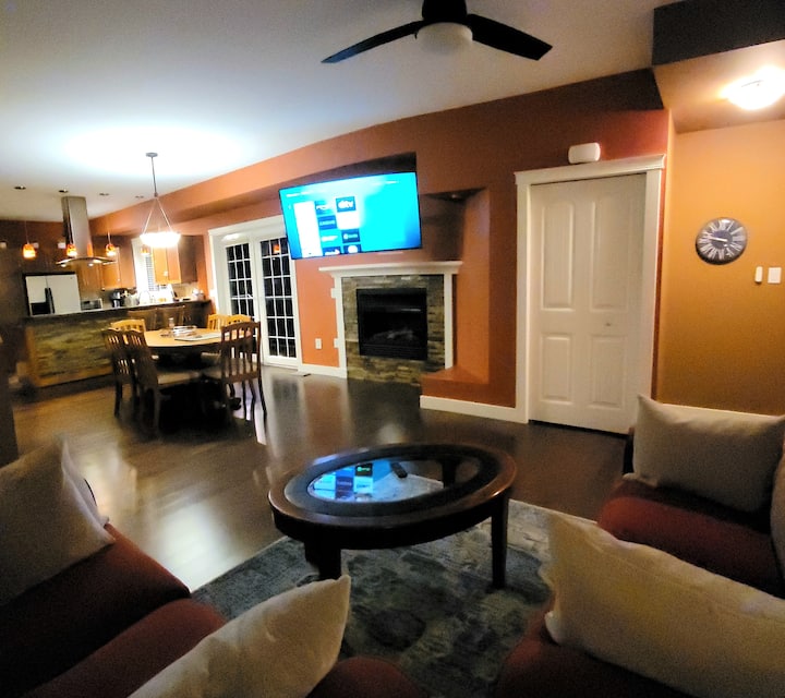 Всекидневна през нощта. Идеалното място да се отпуснете за филмови вечери или да поканите приятели за игра!