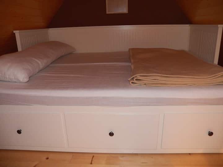 Таванска стая с Velux
2 легла по 90