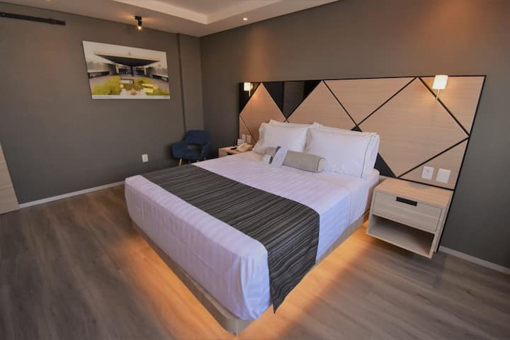 Priestranná a pohodlná izba s manželskou posteľou Queen 1,50m.
Izba má kávovar, 50-palcovú inteligentnú televíziu, toaletné zrkadlo, písací stôl a sušič vlasov, ako aj kúpeľňu so sprchovacím kútom.