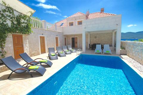 Beachfront, private pool, 5 bedroom, sleeps 10.