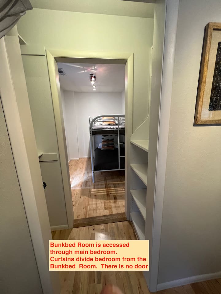 غرفة النوم المكونة من طابقين هي غرفة النوم الثانية. يمكن الوصول إليها من خلال غرفة النوم الرئيسية. تفصل الستائر غرفة النوم المكونة من طابقين عن غرفة النوم الرئيسية.  لا يوجد باب.